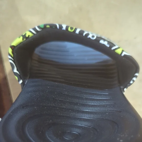 Colorful Patterned Slides - Picture 6 of 8